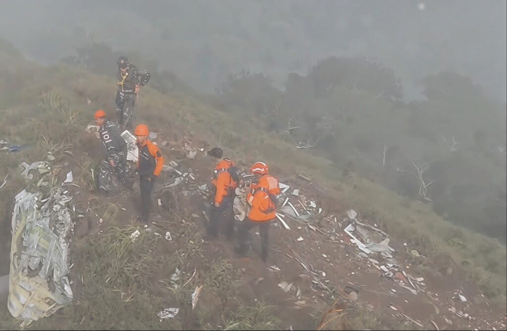 TNI dan Tim SAR gabungan evakuasi pesawat jatuh di Gunung Bulusaraung