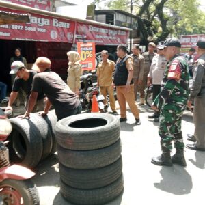 Humanis dan Persuasif, Lurah Parang Layang Tertibkan PKL di Jl Bandang dan Jl Buru