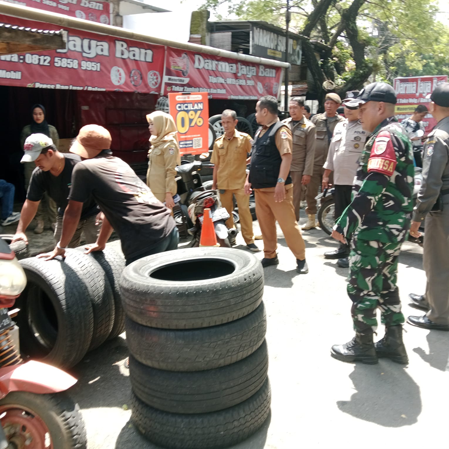 Penertiban PKL di Jalan Bandang dan Jalan Buru Makassar secara humanis