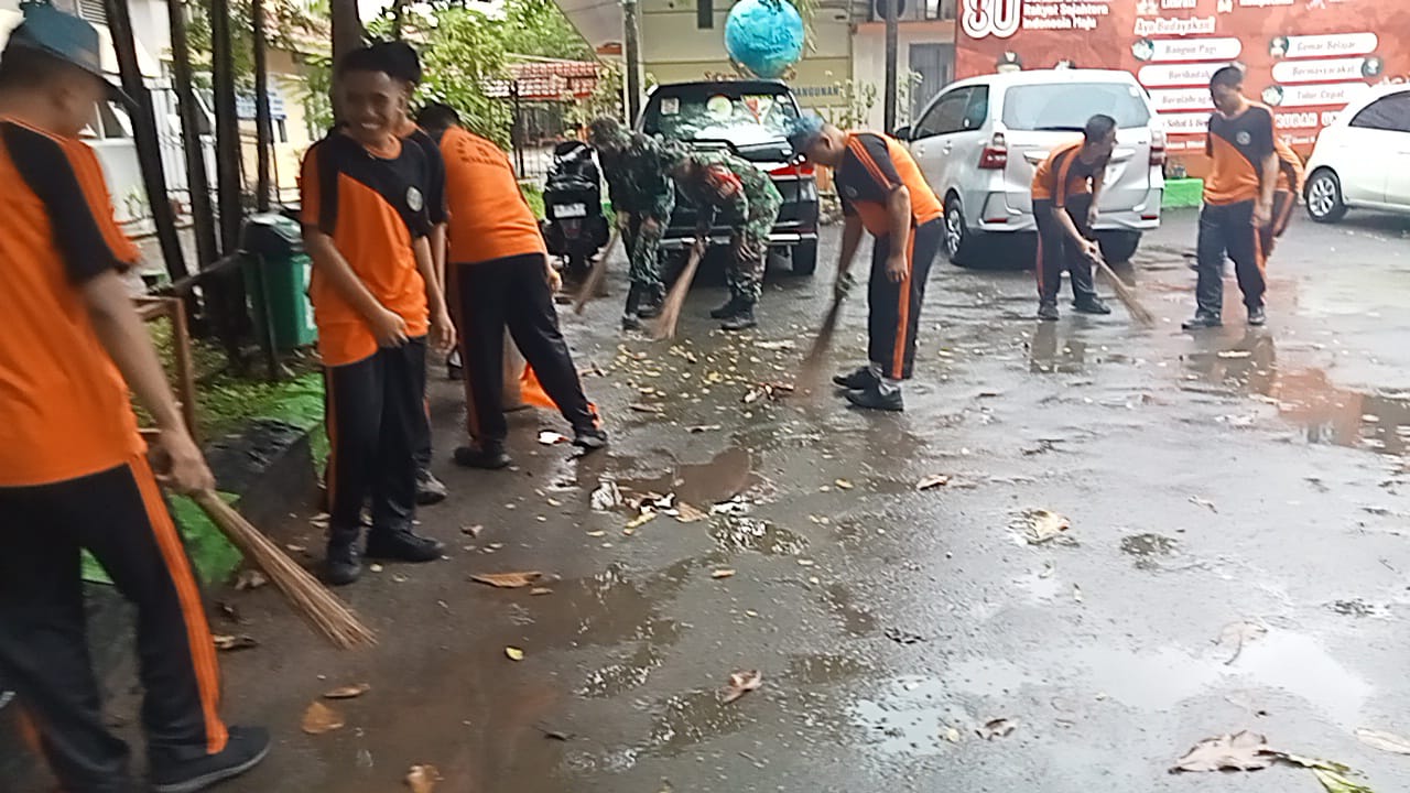 Koramil 1408-02/Tallo Bersama SMKN 5 Makassar Gelar Aksi Bersih Lingkungan Tindaklanjuti Arahan Presiden RI